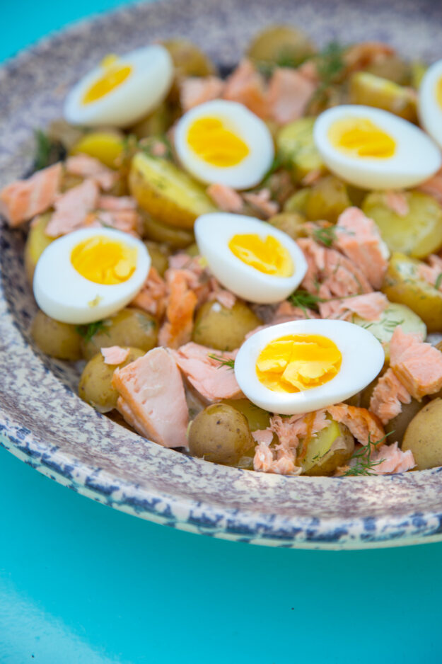 Kartoffel Lachs Salat, der einfach wahnsinnig gut schmeckt und richtig was hermacht? Da habe ich genau das richtige für Euch! Nur wenige Zutaten und so köstlich