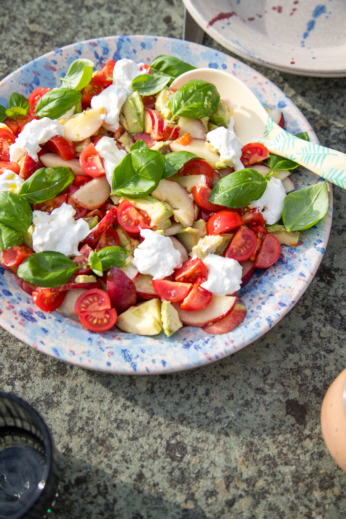 Der Nektarinen Avocado Salat mit Burrata ist einfach unfassbar gut! Ich liebe diese Kombination und der Salat ist wirklich einfach perfekt im Sommer zum Grillen