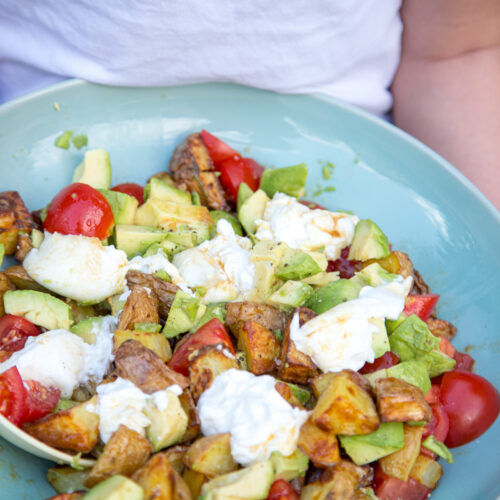 Der perfekte Grillbegleiter: Röstkartoffelsalat mit Burrata! Kartoffelsalat mal ganz anders und so gut! Es muss eben doch nicht immer Mayo im Kartoffelsalat sein