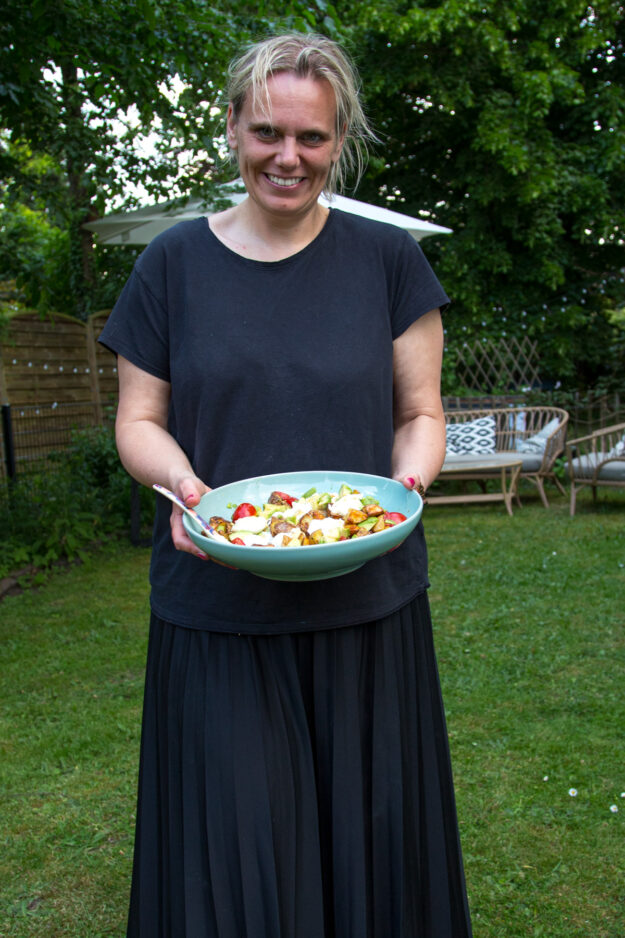 Der perfekte Grillbegleiter: Röstkartoffelsalat mit Burrata! Kartoffelsalat mal ganz anders und so gut! Es muss eben doch nicht immer Mayo im Kartoffelsalat sein