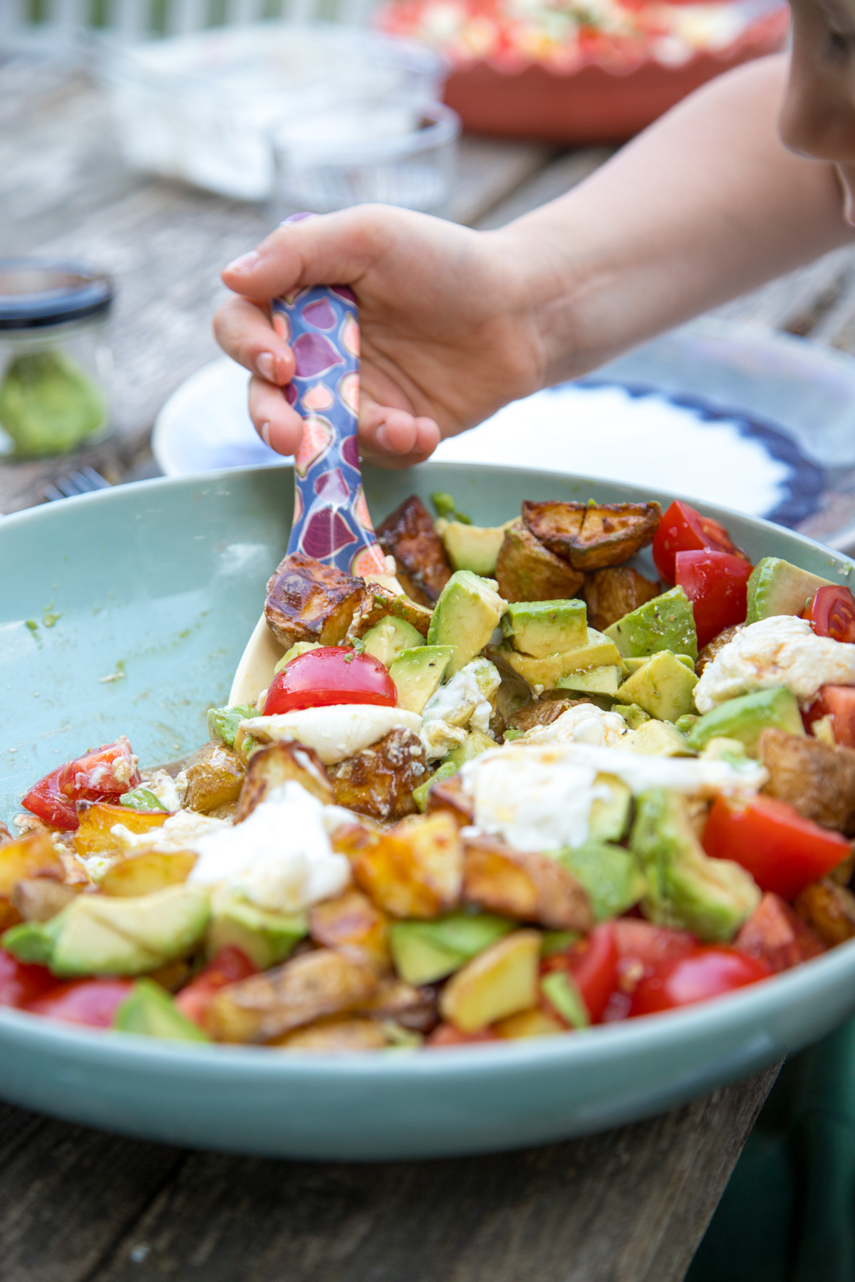 Der perfekte Grillbegleiter: R&ouml;stkartoffelsalat mit Burrata! Kartoffelsalat mal ganz anders und so gut! Es muss eben doch nicht immer Mayo im Kartoffelsalat sein