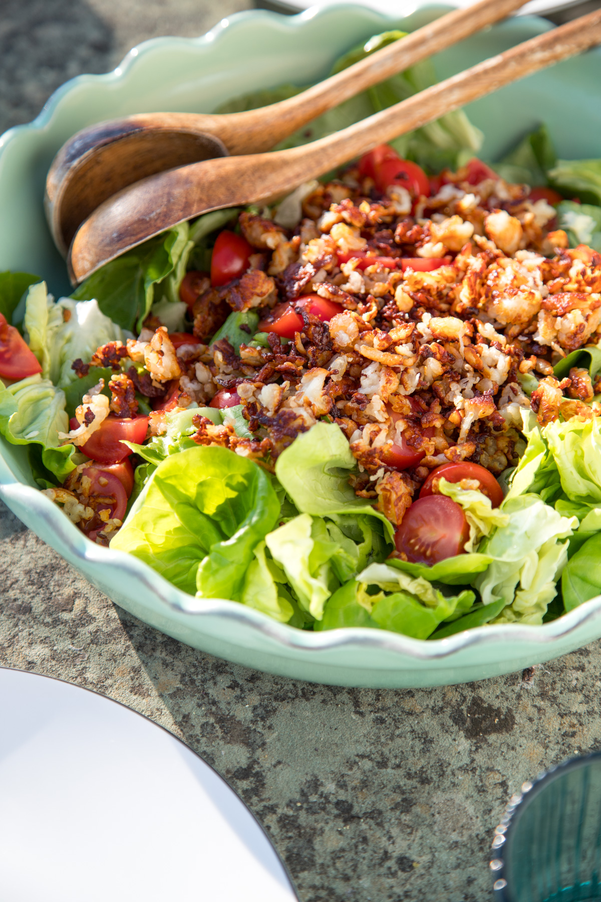 Der neue Sommersalat des Jahres: Salat mit ger&ouml;stetem Halloumi. Wer liebt es nicht? Ein frischer Salat mit K&auml;se als Topping! Und dann ist er auch noch knusprig!
