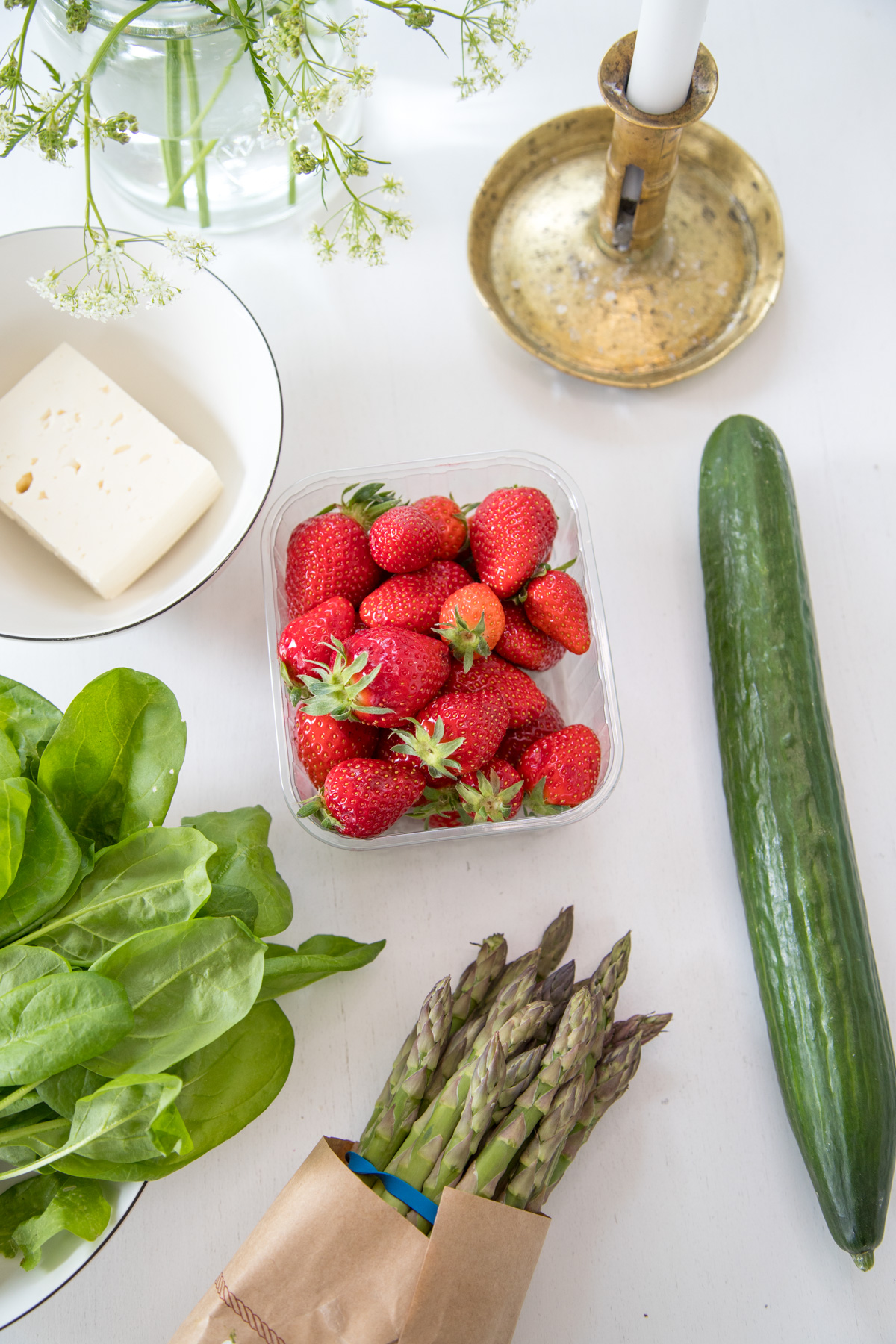 Endlich Erdbeersaison! Die perfekte Kombination ist dieser Spinatsalat mit Spargel und Erdbeeren. Ich liebe den sehr und würde ihn am liebsten jeden Tag essen..