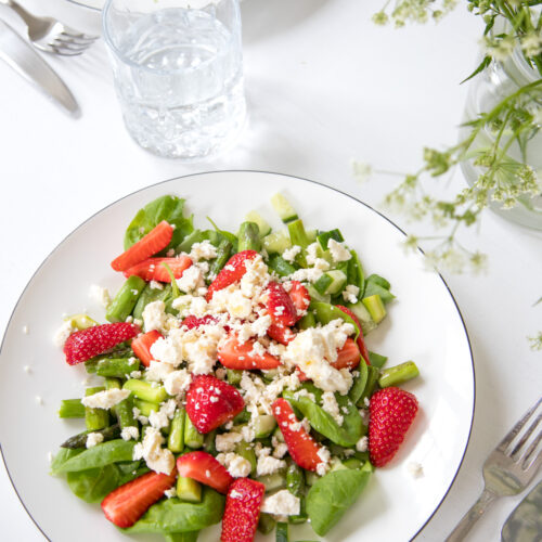 Endlich Erdbeersaison! Die perfekte Kombination ist dieser Spinatsalat mit Spargel und Erdbeeren. Ich liebe den sehr und würde ihn am liebsten jeden Tag essen..