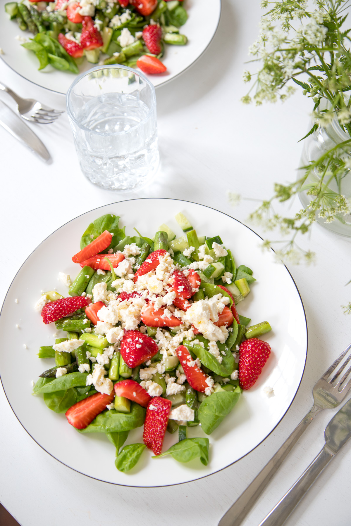 Endlich Erdbeersaison: Spinatsalat mit Spargel und Erdbeeren