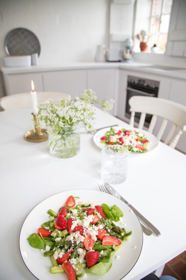 Endlich Erdbeersaison! Die perfekte Kombination ist dieser Spinatsalat mit Spargel und Erdbeeren. Ich liebe den sehr und würde ihn am liebsten jeden Tag essen..