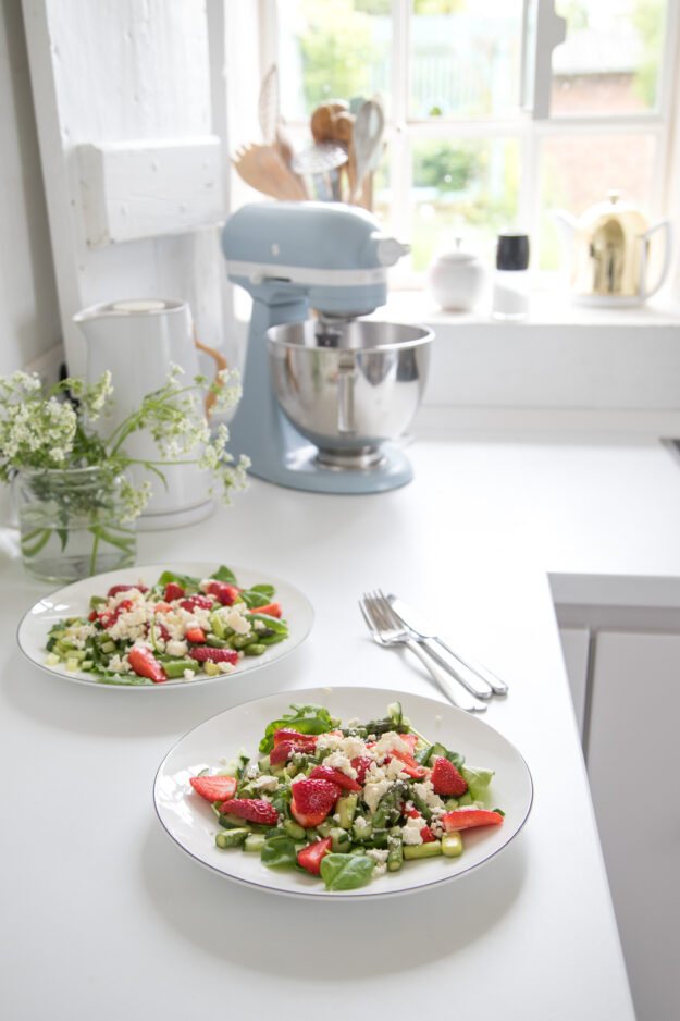 Endlich Erdbeersaison! Die perfekte Kombination ist dieser Spinatsalat mit Spargel und Erdbeeren. Ich liebe den sehr und würde ihn am liebsten jeden Tag essen..