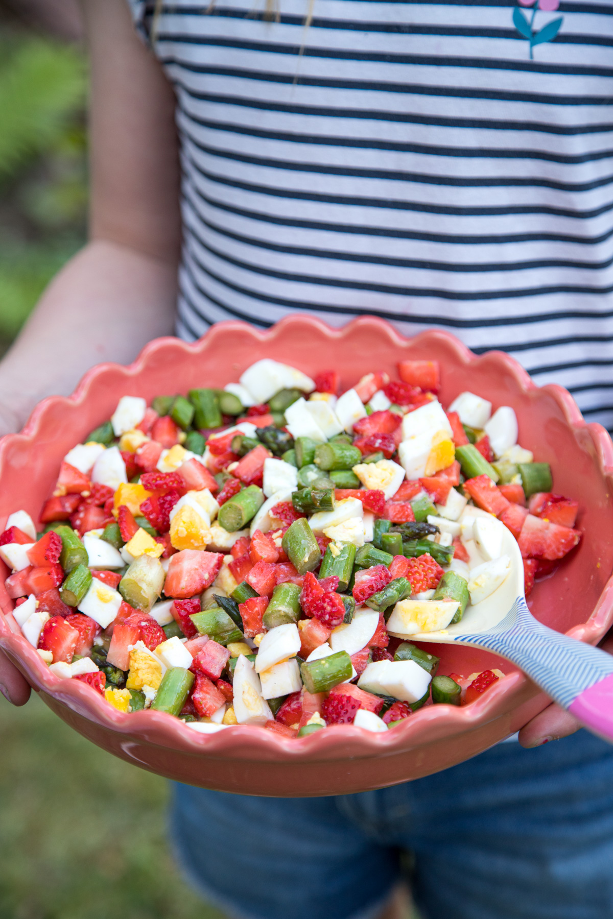 Spargel-Erdbeer-Eier Salat gef&auml;llig? Die Kombination klingt im ersten Moment vielleicht au&szlig;ergew&ouml;hnlich, aber ist unschlagbar gut! Die Schale war ganz fix leer.