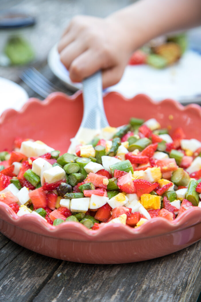 super lecker zum Grillen – der Spargel-Erdbeer-Eier Salat