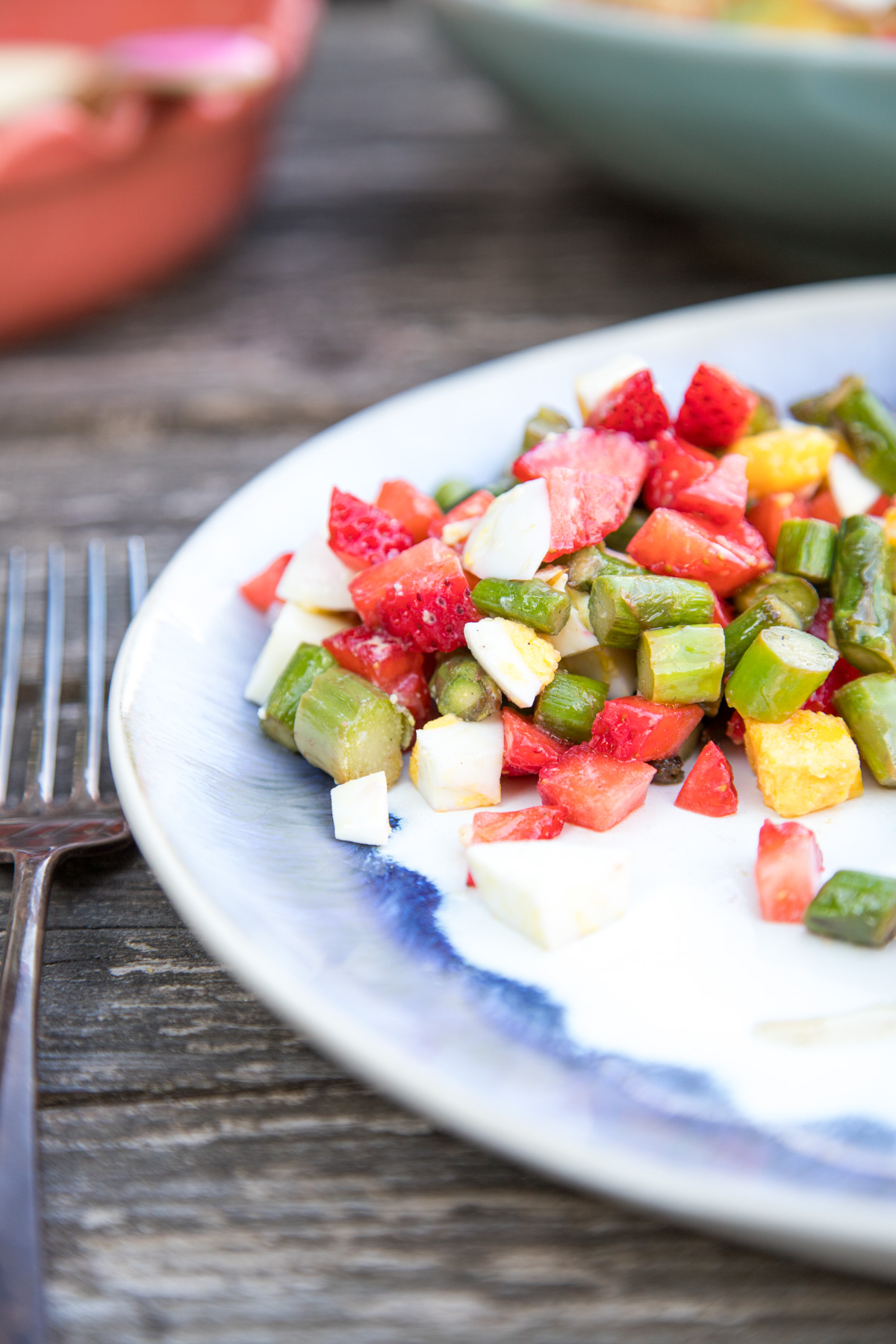 super lecker zum Grillen – der Spargel-Erdbeer-Eier Salat