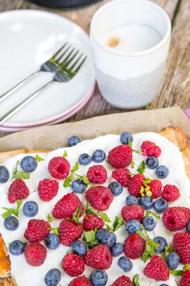 Blätterteig mit Cheesecake und Himbeeren ist nicht nur unfassbar schnell zubereitet, sondern macht auch optisch viel her. Ihr werdet es genauso lieben wie wir..