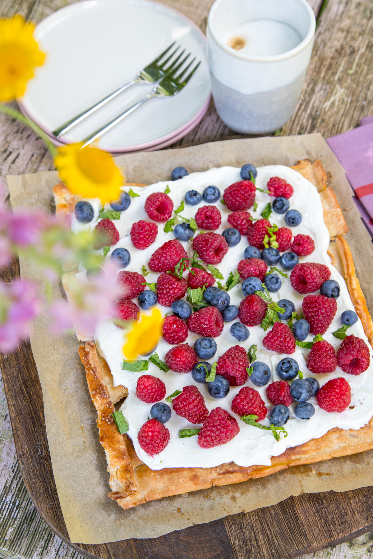 Bl&auml;tterteig mit Cheesecake und Himbeeren ist nicht nur unfassbar schnell zubereitet, sondern macht auch optisch viel her. Ihr werdet es genauso lieben wie wir..