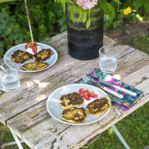Es gibt Zucchini-Möhren-Bratlinge! Diese kleinen Biester sind nicht nur ganz schnell zubereitet, sondern beinhalten auch ganz viel Gemüse und werden geliebt...