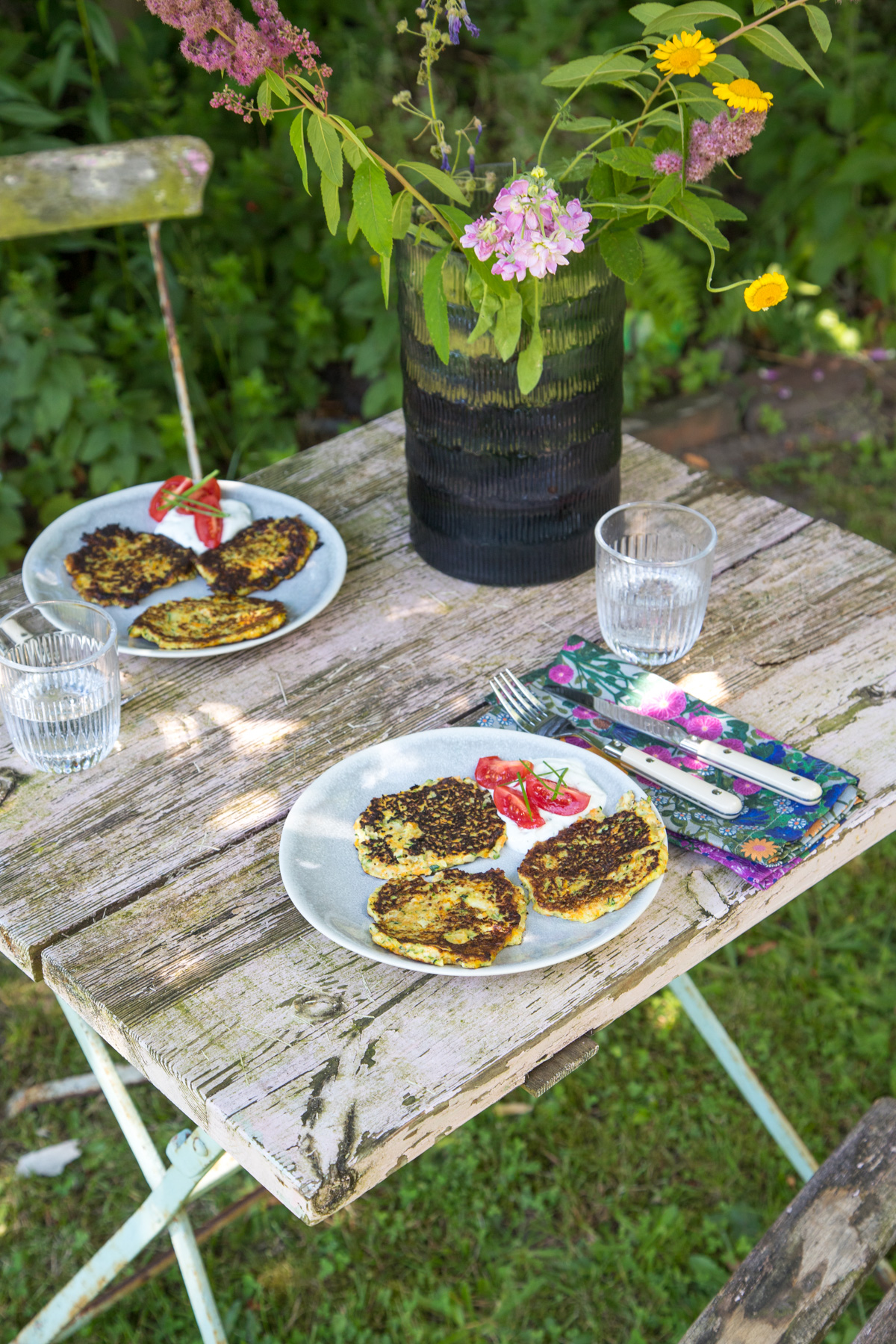 Es gibt Zucchini-M&ouml;hren-Bratlinge! Diese kleinen Biester sind nicht nur ganz schnell zubereitet, sondern beinhalten auch ganz viel Gem&uuml;se und werden geliebt...