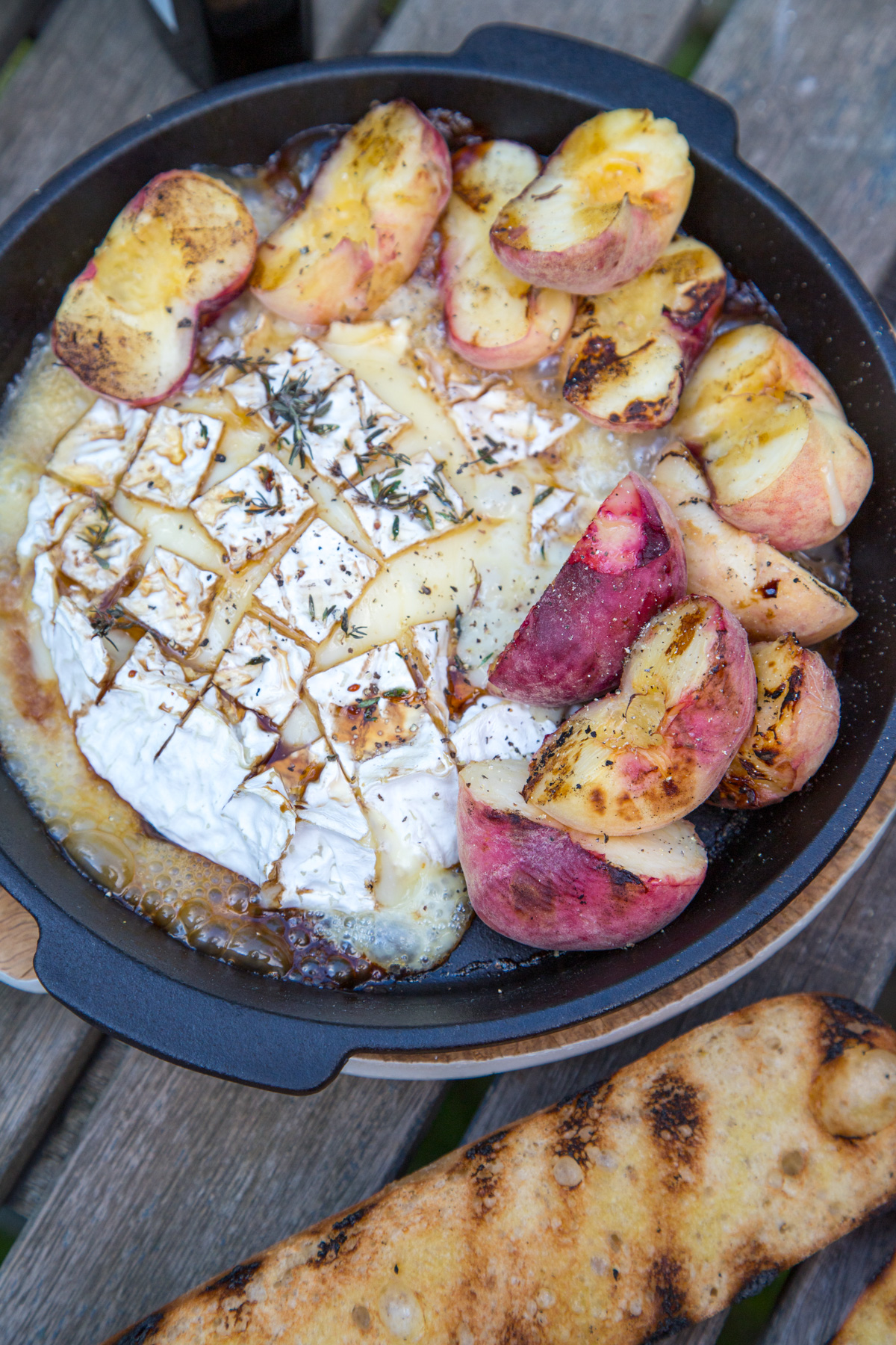 leckerer Camembert mit Balsamico und Pfirsichen vom Grill