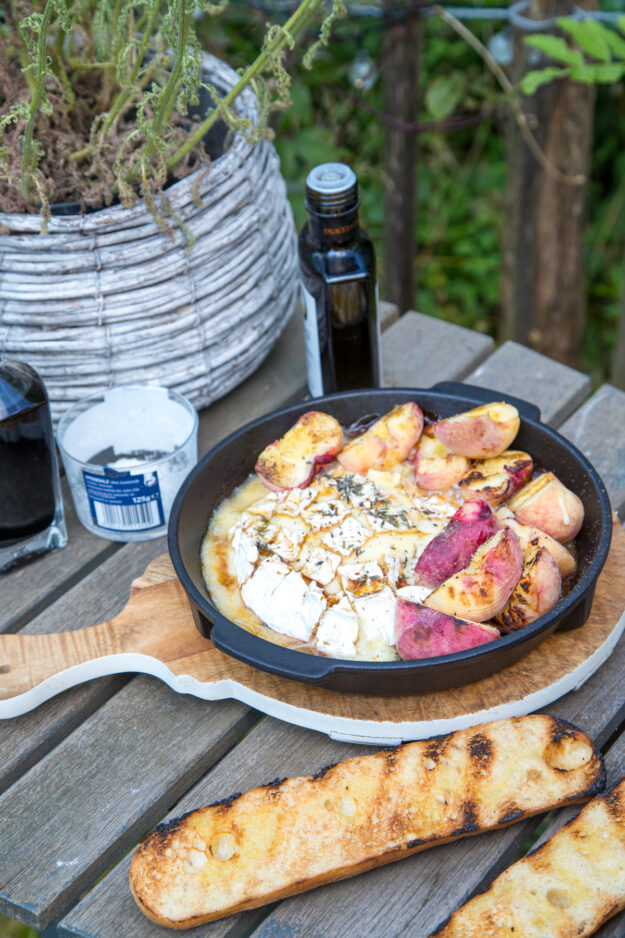 leckerer Camembert mit Balsamico und Pfirsichen vom Grill