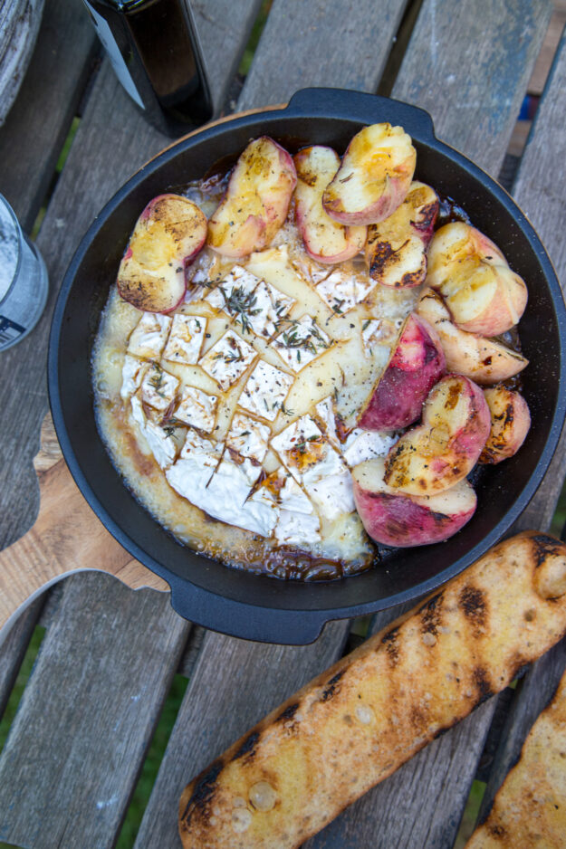 leckerer Camembert mit Balsamico und Pfirsichen vom Grill