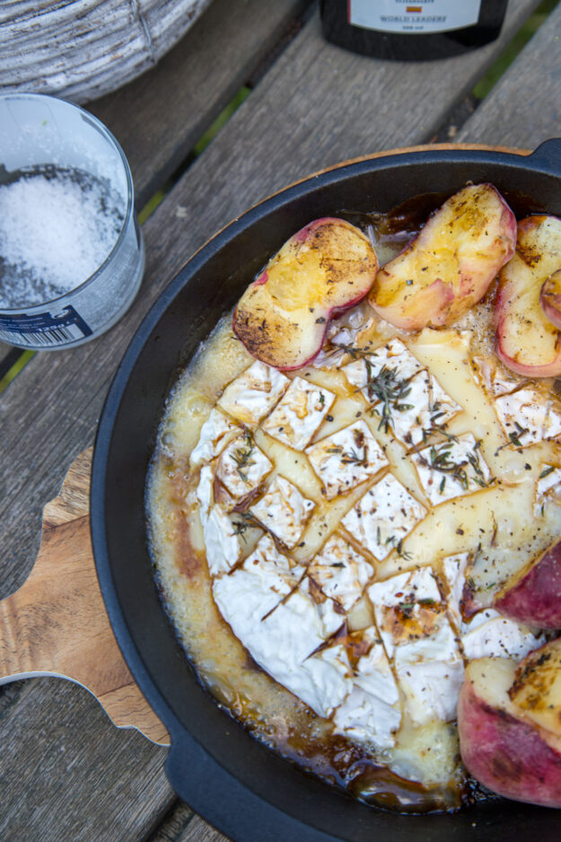 leckerer Camembert mit Balsamico und Pfirsichen vom Grill
