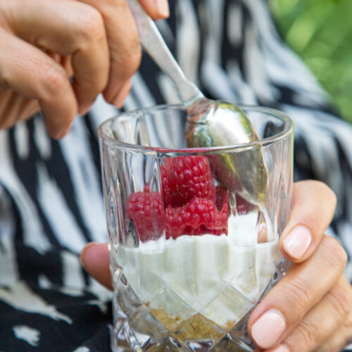 Endlich mal wieder ein Dessert: Cheesecake aus dem Glas! Denn manchmal muss es einfach was Süßes sein. Und am besten lässt es sich auch noch so gut vorbereiten.
