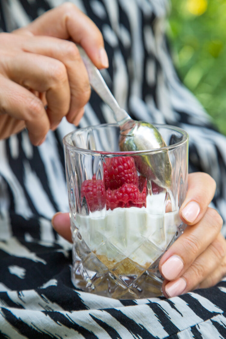 Endlich mal wieder ein Dessert: Cheesecake aus dem Glas! Denn manchmal muss es einfach was Süßes sein. Und am besten lässt es sich auch noch so gut vorbereiten.