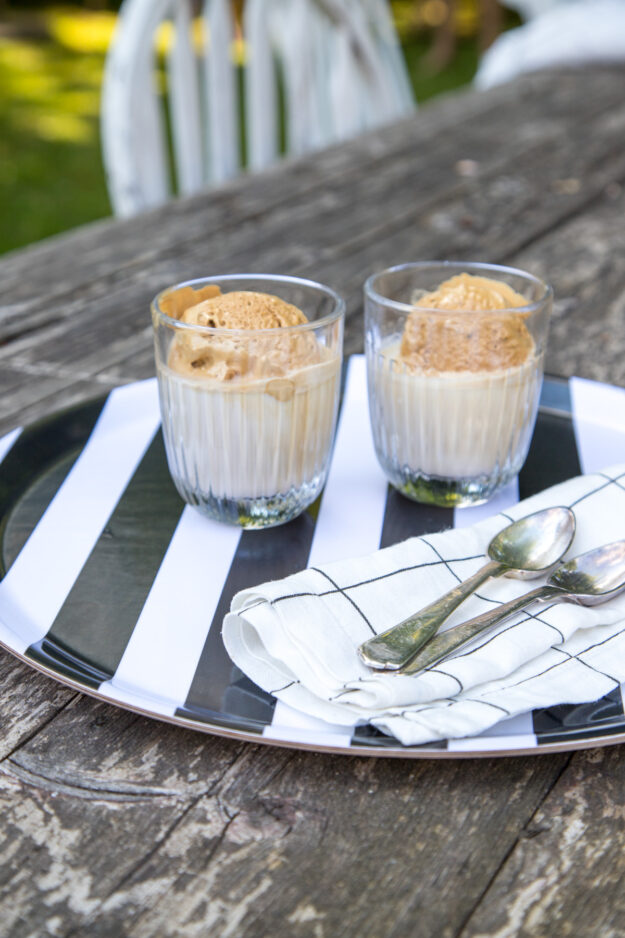 Die Erfrischung des Sommers- Dalgona Eiskaffee. Mit nur wenigen Zutaten und ein wenig Zeit zaubert Ihr einen sehr guten Eiskaffee. Schon einmal ausprobiert?