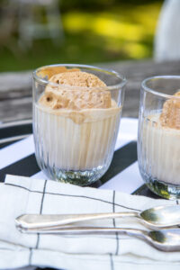 Die Erfrischung des Sommers- Dalgona Eiskaffee. Mit nur wenigen Zutaten und ein wenig Zeit zaubert Ihr einen sehr guten Eiskaffee. Schon einmal ausprobiert?
