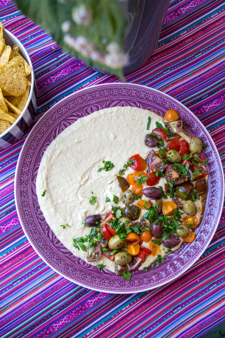 Die perfekte Vorspeise: Hummus mit Tomaten-Olivensalat! Der Hummus ist im Handumdrehen zubereitet und auch die Tomaten sind fix angemacht. Meine Gäste lieben es