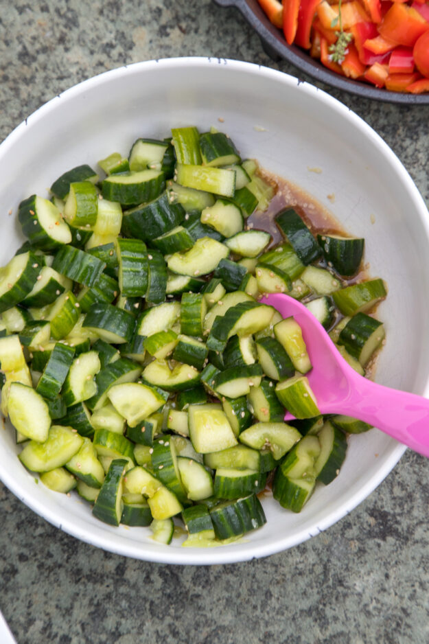 Schneller chinesischer Gurkensalat mit Sesam gefällig? Der ist wirklich unglaublich fix gemacht, aber schmeckt nach etwas ganz besonderem. Ein richtiger Knaller