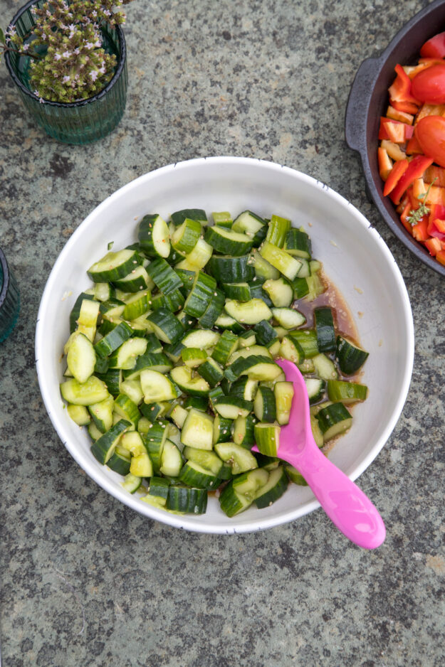 Schneller chinesischer Gurkensalat mit Sesam gefällig? Der ist wirklich unglaublich fix gemacht, aber schmeckt nach etwas ganz besonderem. Ein richtiger Knaller