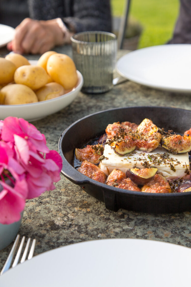 Die schnelle Nummer vom Grill: Feta mit Feigen! Genuss kann so einfach und unkompliziert sein! Ihr braucht nur wenige Zutaten und dann ab auf den Grill damit...