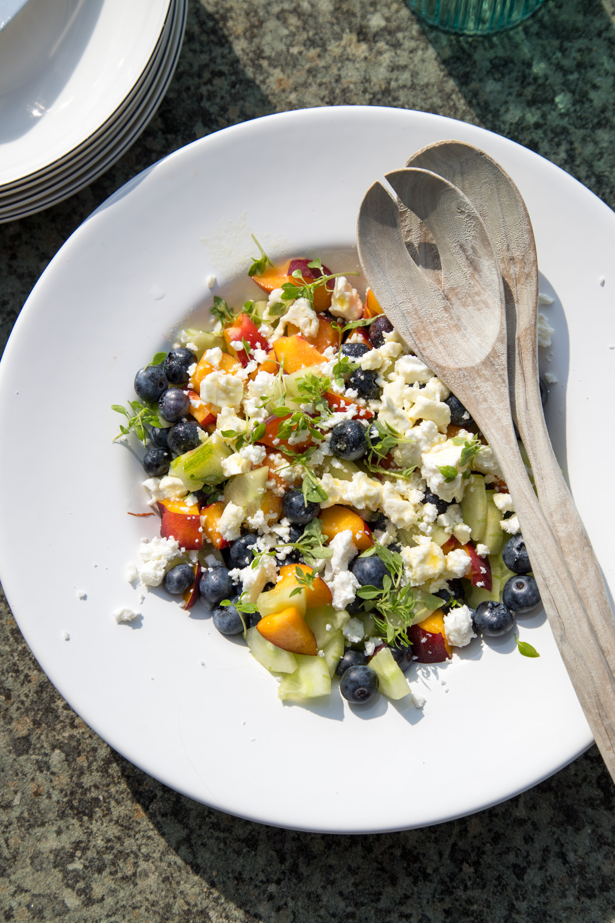 Die Kombi des Sommers: Pfirsich, Blaubeere, Gurke und Feta