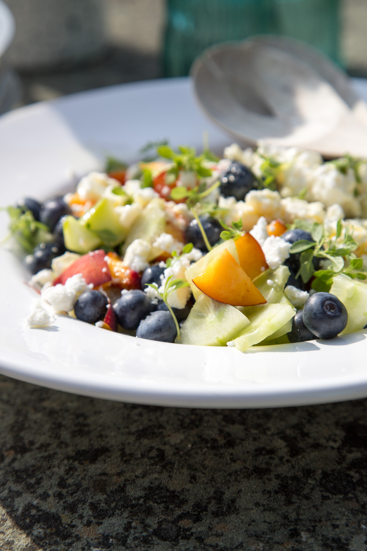 Die Kombination des Sommers ist Pfirsich, Blaubeere, Gurke und Feta! Glaubt mir, der Salat wird Euch und eure Liebsten umhauen. Machmal braucht es einfach Mut..