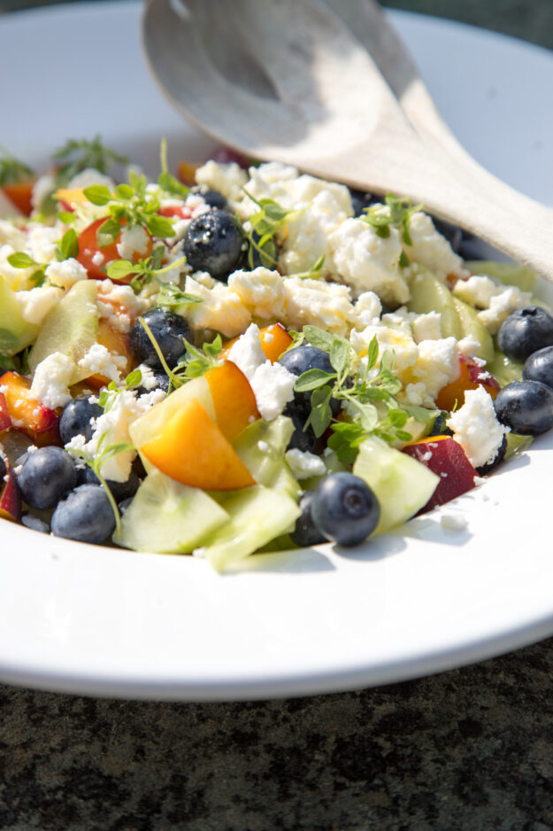 Die Kombination des Sommers ist Pfirsich, Blaubeere, Gurke und Feta! Glaubt mir, der Salat wird Euch und eure Liebsten umhauen. Machmal braucht es einfach Mut..