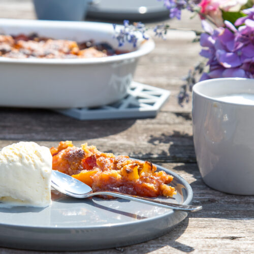 leckerer und einfacher Pfirsich-Rührkuchen mit Zimtkruste