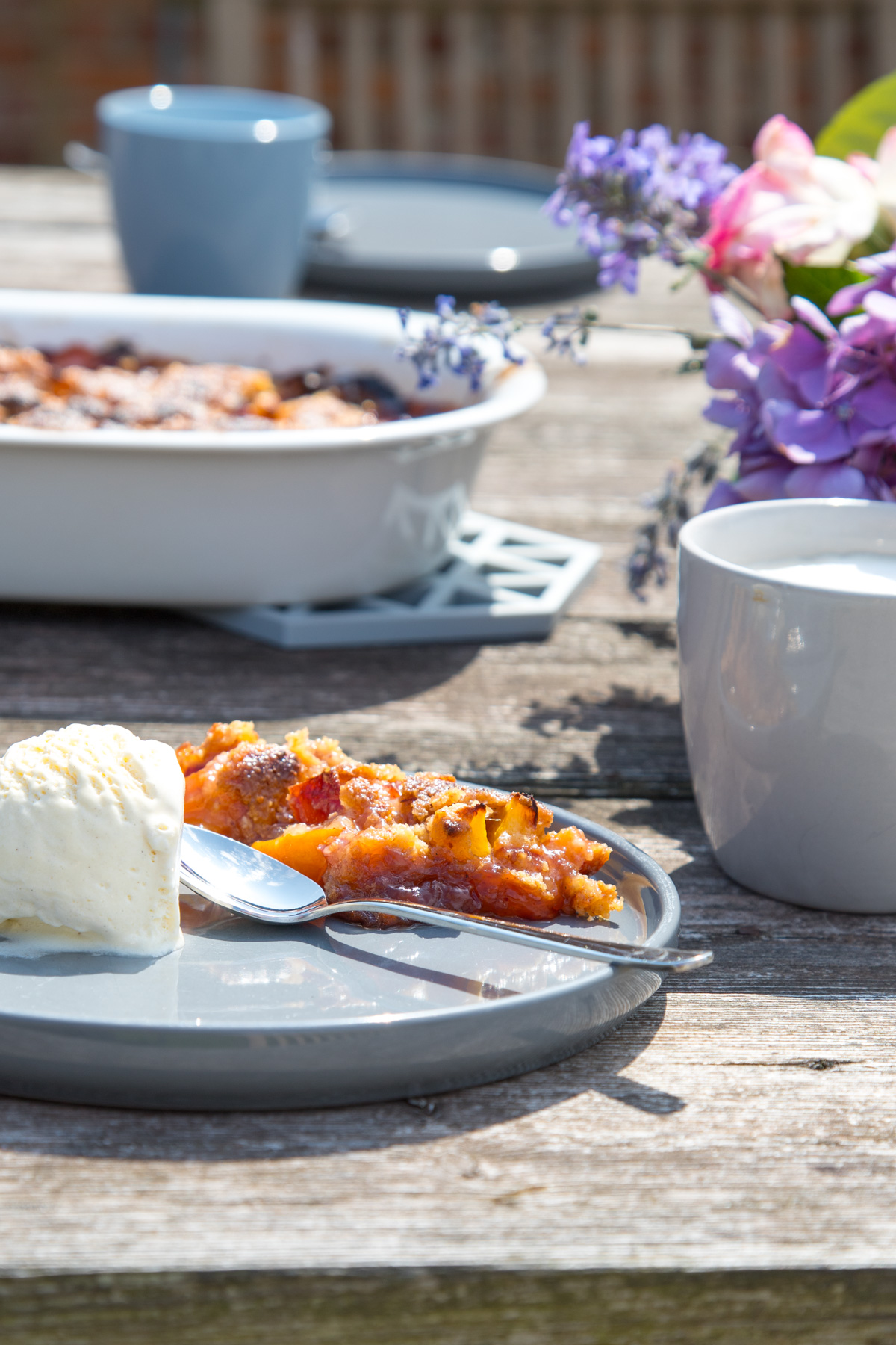 Der beste Pfirsich Crumble mit Vanilleeis! Wir lieben die Pfirsichzeit sehr und k&ouml;nnen nicht genug von ihnen bekommen. Noch besser sind sie nur als Crumble...