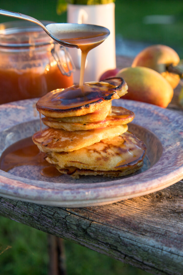 Starte den Tag mit fluffigen Pancakes und fruchtigem Apfelsirup. Das perfekte Frühstück für einen süßen, frischen und genussvollen Morgen!