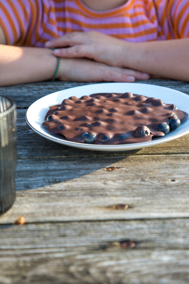 Probiert die köstliche Kombination von zarter Schokolade und fruchtigen Blaubeeren. Perfekt für Naschkatzen und Schokoladenliebhaber – ein wahrer Genussmoment!