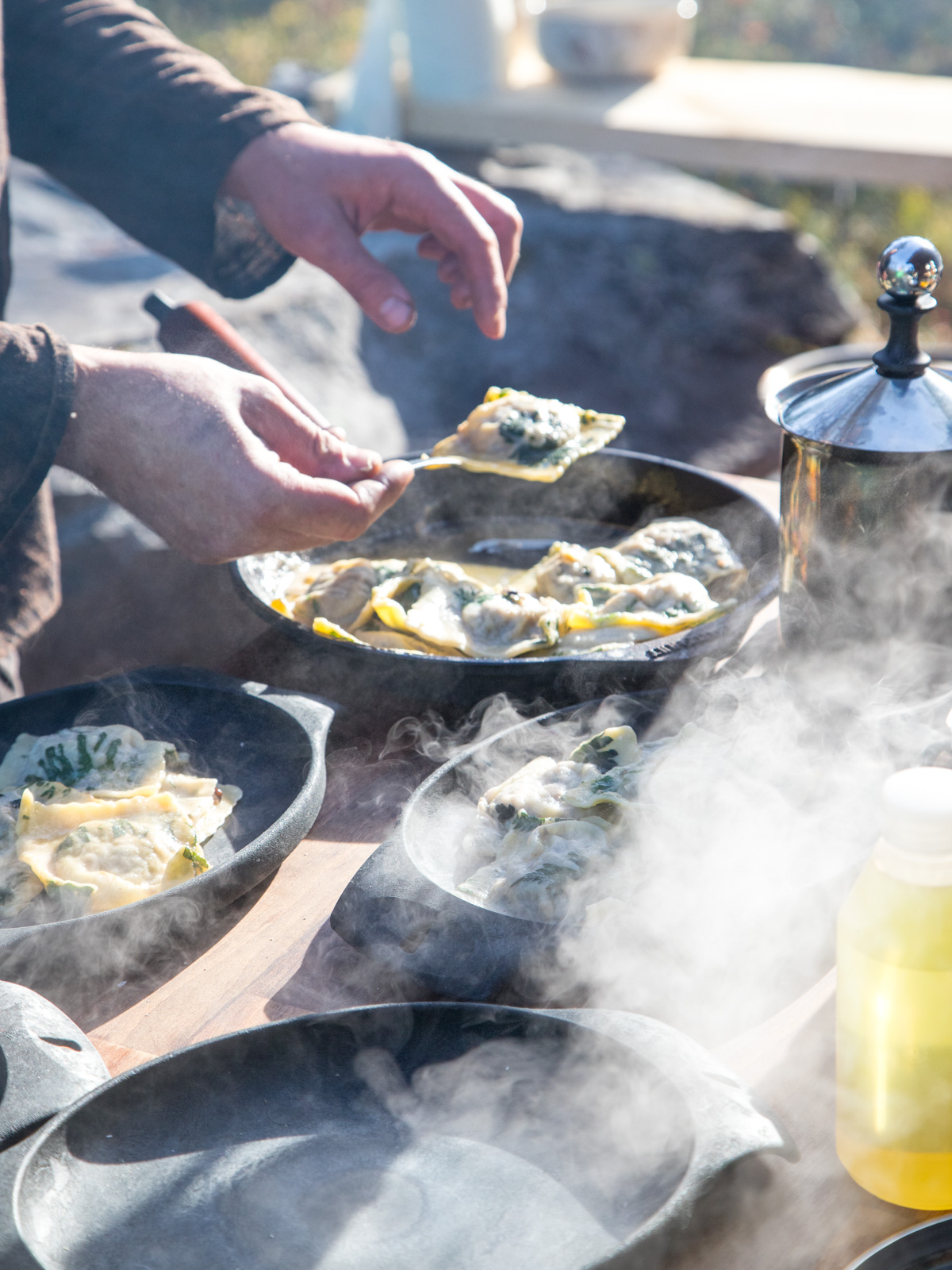 Erlebt mit Tomasz, Theresa und uns einen besonderen Tag im Wild Out. Ein Projekt, das Naturverbundenheit stärkt, die Sinne öffnet und unser Herz berührt hat.