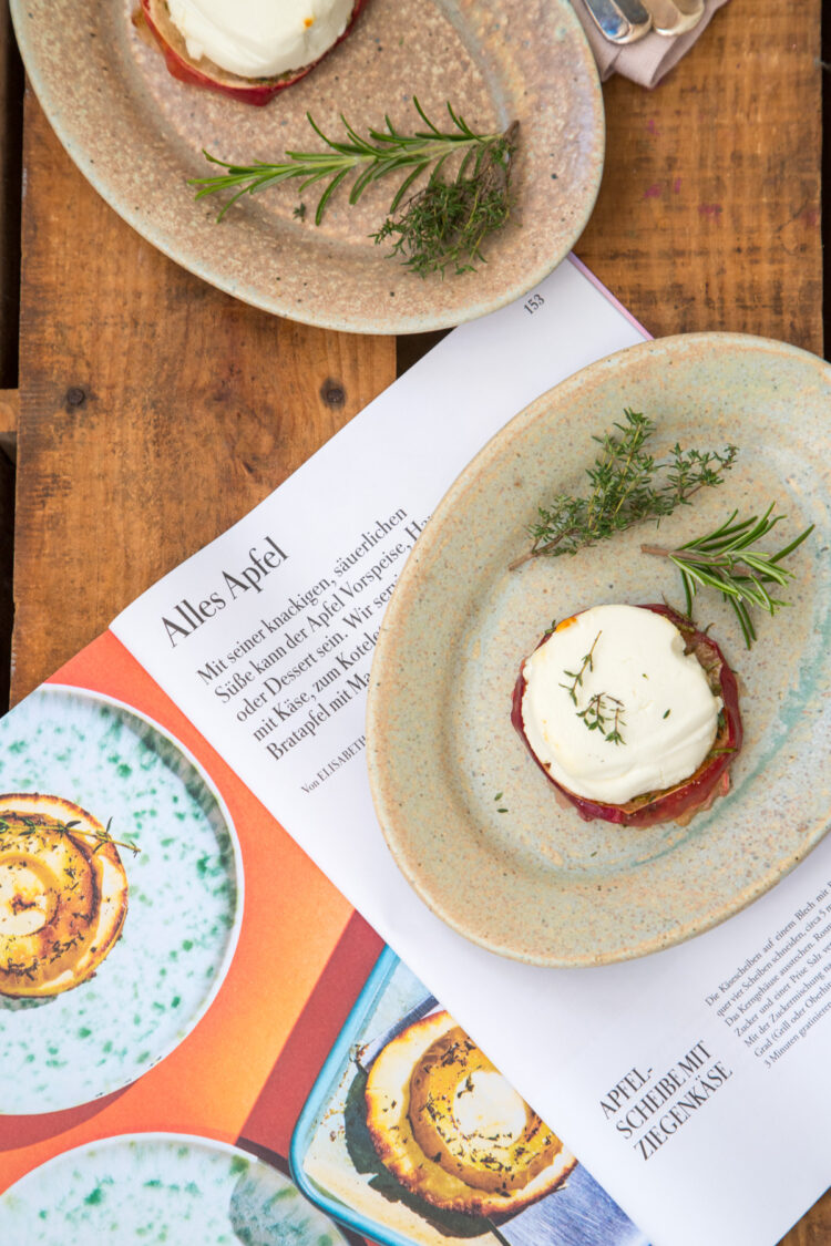 Ich liebe das Rezept für eine köstliche Vorspeise aus dem ZEITmagazin WOCHENMARKT: Würzige Apfelscheiben mit cremigem Ziegenkäse – eine raffinierte Kombination!