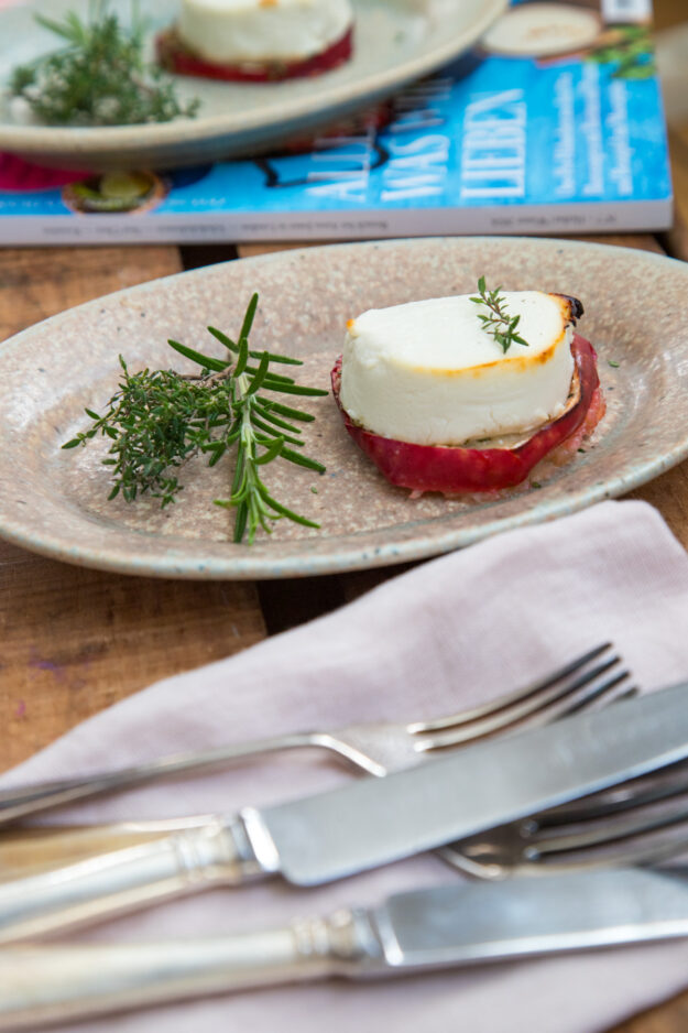 Ich liebe das Rezept für eine köstliche Vorspeise aus dem ZEITmagazin WOCHENMARKT: Würzige Apfelscheiben mit cremigem Ziegenkäse – eine raffinierte Kombination!