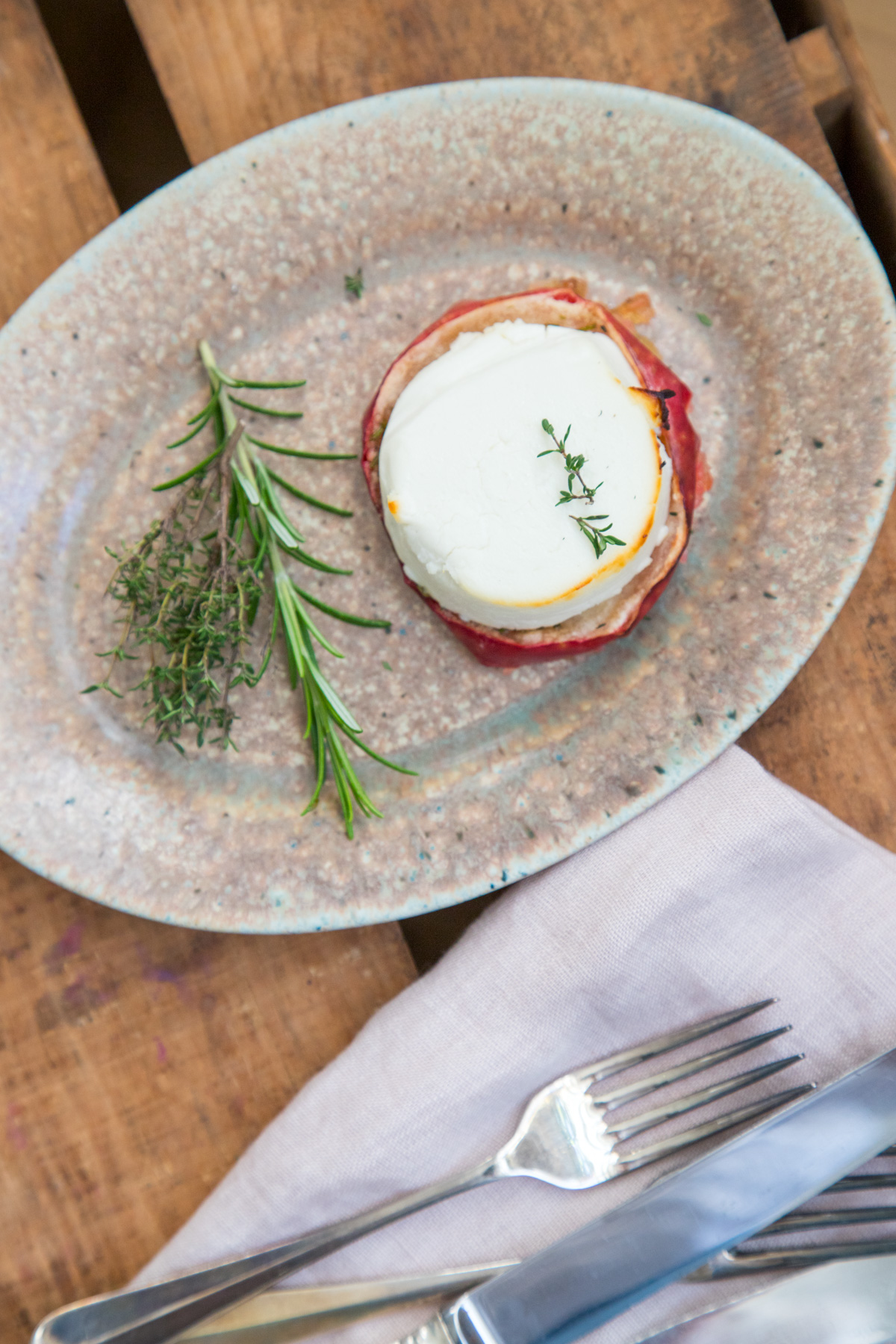 Ich liebe das Rezept f&uuml;r eine k&ouml;stliche Vorspeise aus dem ZEITmagazin WOCHENMARKT: W&uuml;rzige Apfelscheiben mit cremigem Ziegenk&auml;se – eine raffinierte Kombination!