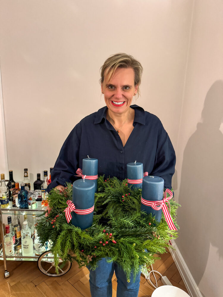 Adventskranz-Party: Verbringt mal wieder einen kreativen Abend mit Freundinnen und gestaltet gemeinsam wunderschöne Adventskränze. Stimmungsvoll und gesellig!