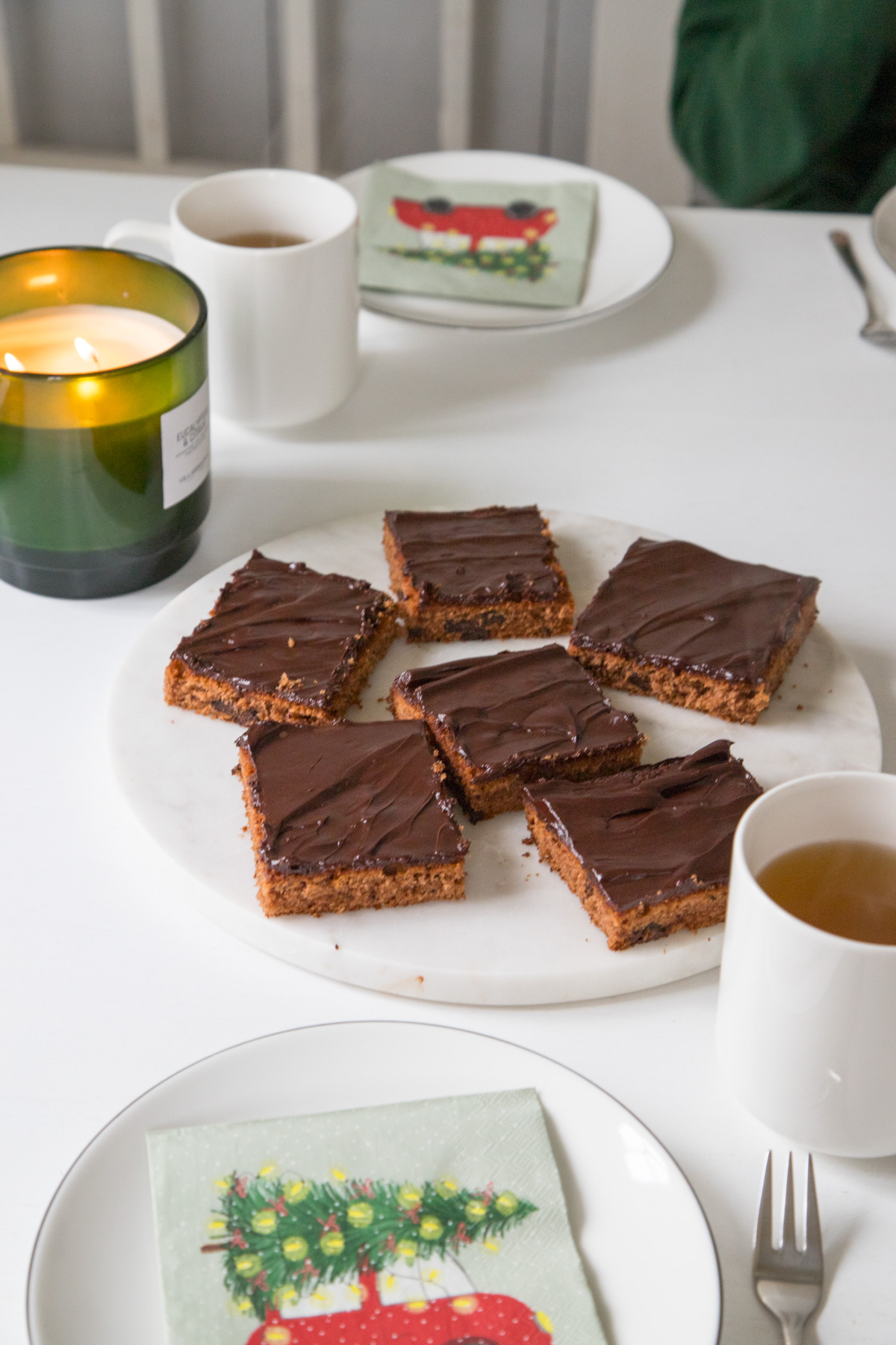 Lebkuchen Blechkuchen mit Schokostückchen und Glasur