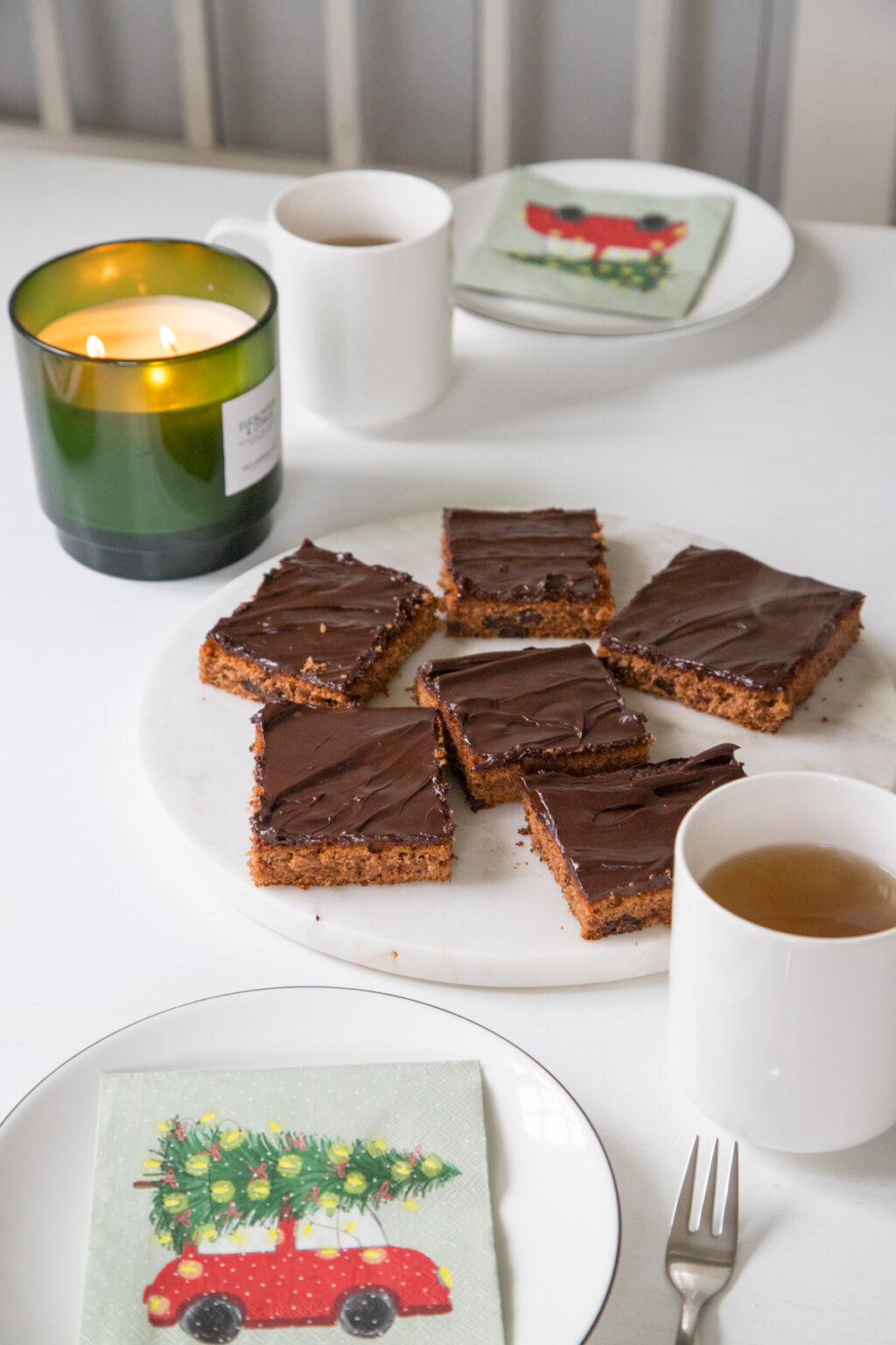 Lebkuchen Blechkuchen mit Schokostückchen und Glasur