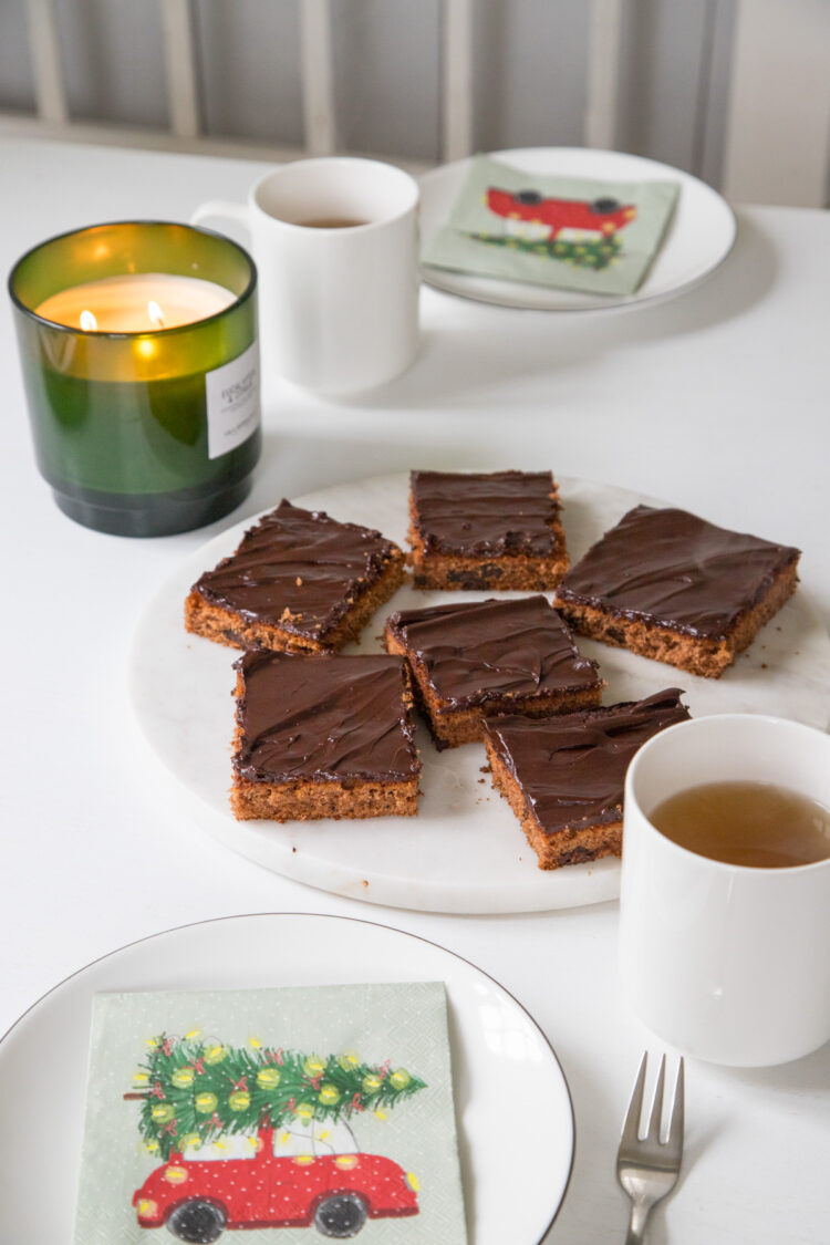 Saftiger Lebkuchen-Blechkuchen mit Schokostückchen – das perfekte Rezept für die Adventszeit! Einfach gemacht, weihnachtlich gewürzt und himmlisch schokoladig.