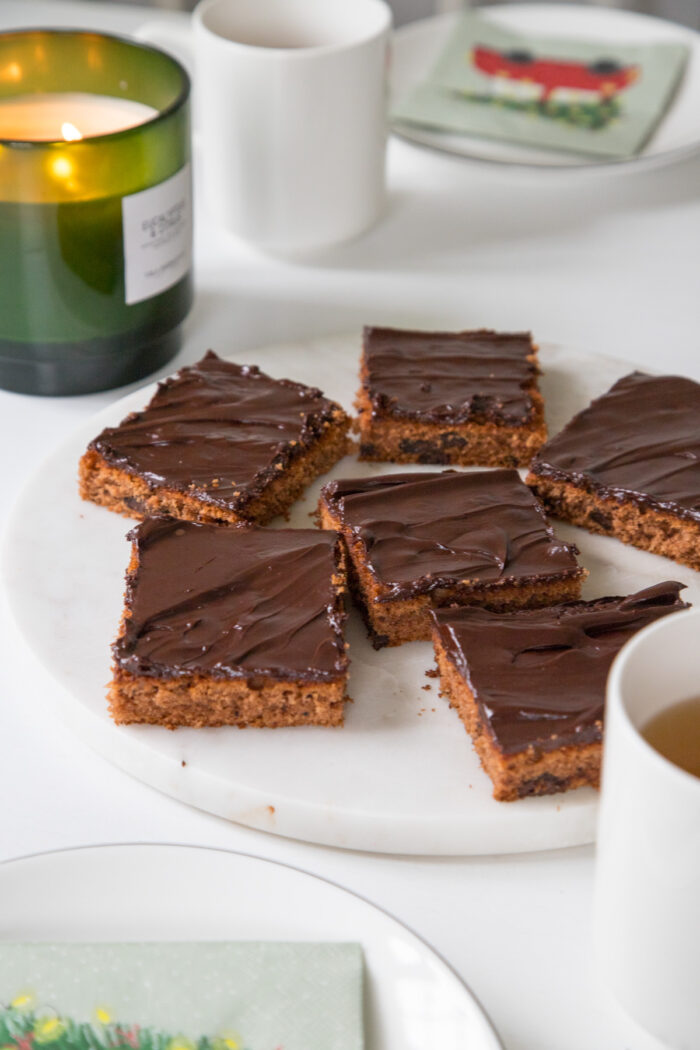 Lebkuchen Blechkuchen mit Schokostückchen und Glasur