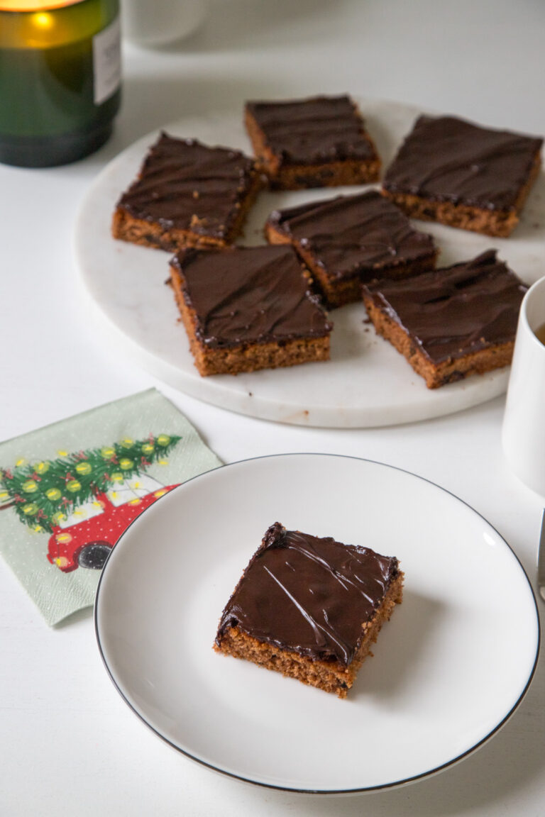 Lebkuchen Blechkuchen mit Schokostückchen und Glasur Lebkuchen Blechkuchen mit Schokostückchen und Glasur