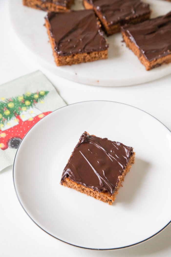 Lebkuchen Blechkuchen mit Schokostückchen und Glasur Lebkuchen Blechkuchen mit Schokostückchen und Glasur