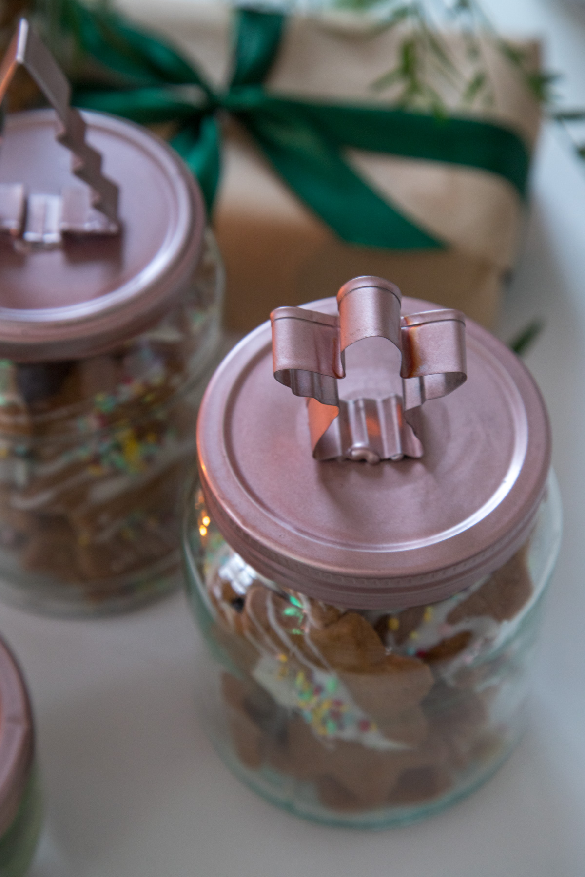 Verschenkt Freude mit selbstgemachten Keksgl&auml;sern! Kreative DIY-Geschenkidee: Liebevoll verpackte Kekse – perfekt f&uuml;r jeden Anlass. Einfach, pers&ouml;nlich, lecker!