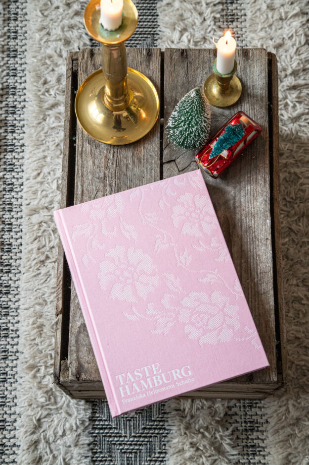 Entdeckt das perfekte Weihnachtsgeschenk: Kochbücher für jeden Geschmack! Verschenkt inspirierende Rezepte, kreative Ideen und Genussmomente an Eure Liebsten.